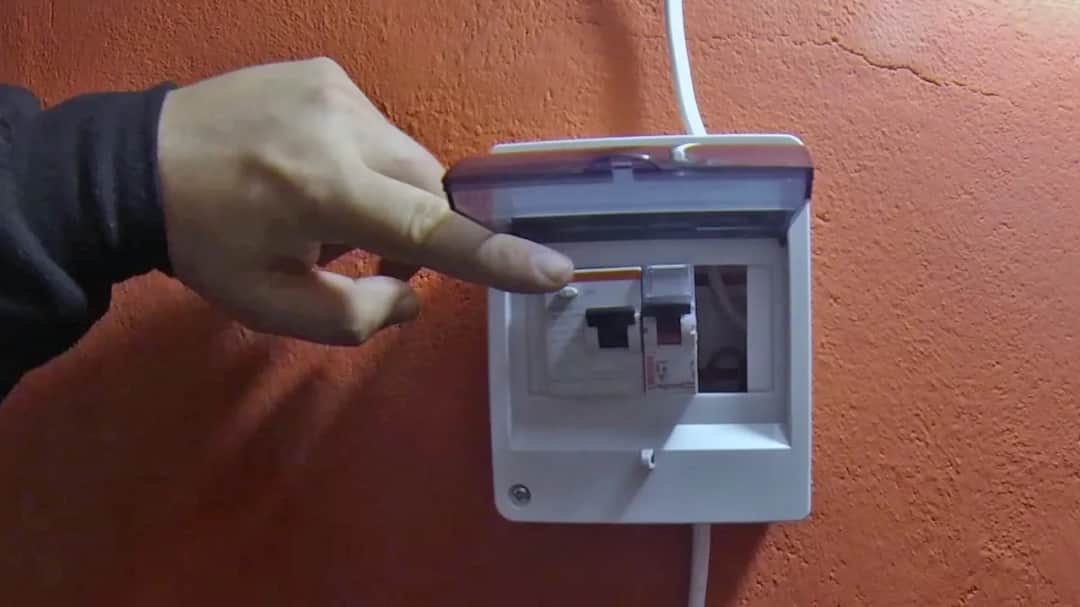 Jak podłączyć różnicówkę bez uziemienia i uniknąć niebezpieczeństw?