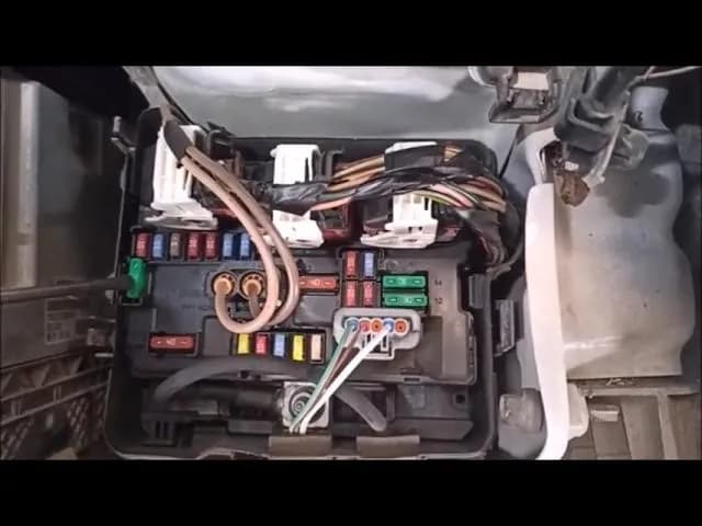 Gdzie jest bezpiecznik rozrusznika w Citroen C3 - łatwe wskazówki