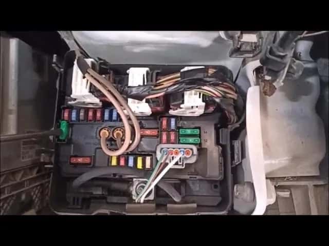 Gdzie jest bezpiecznik rozrusznika w Citroen C3 - łatwe wskazówki