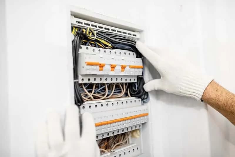 Ile kosztuje skrzynka elektryczna na zewnątrz? Ceny i porady zakupowe
