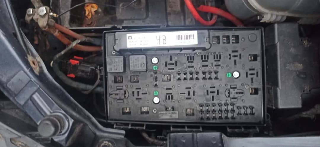 Gdzie są bezpieczniki w Oplu Zafirze B? Oto kluczowe lokalizacje