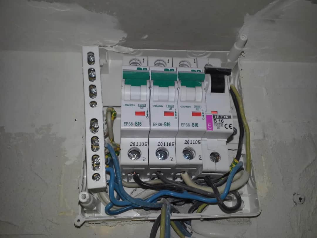 Jakie bezpieczniki do indukcji wybrać, aby uniknąć awarii i zapewnić bezpieczeństwo?