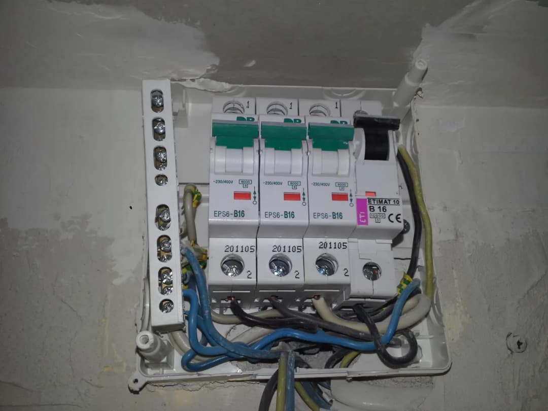 Jakie bezpieczniki do indukcji wybrać, aby uniknąć awarii i zapewnić bezpieczeństwo?