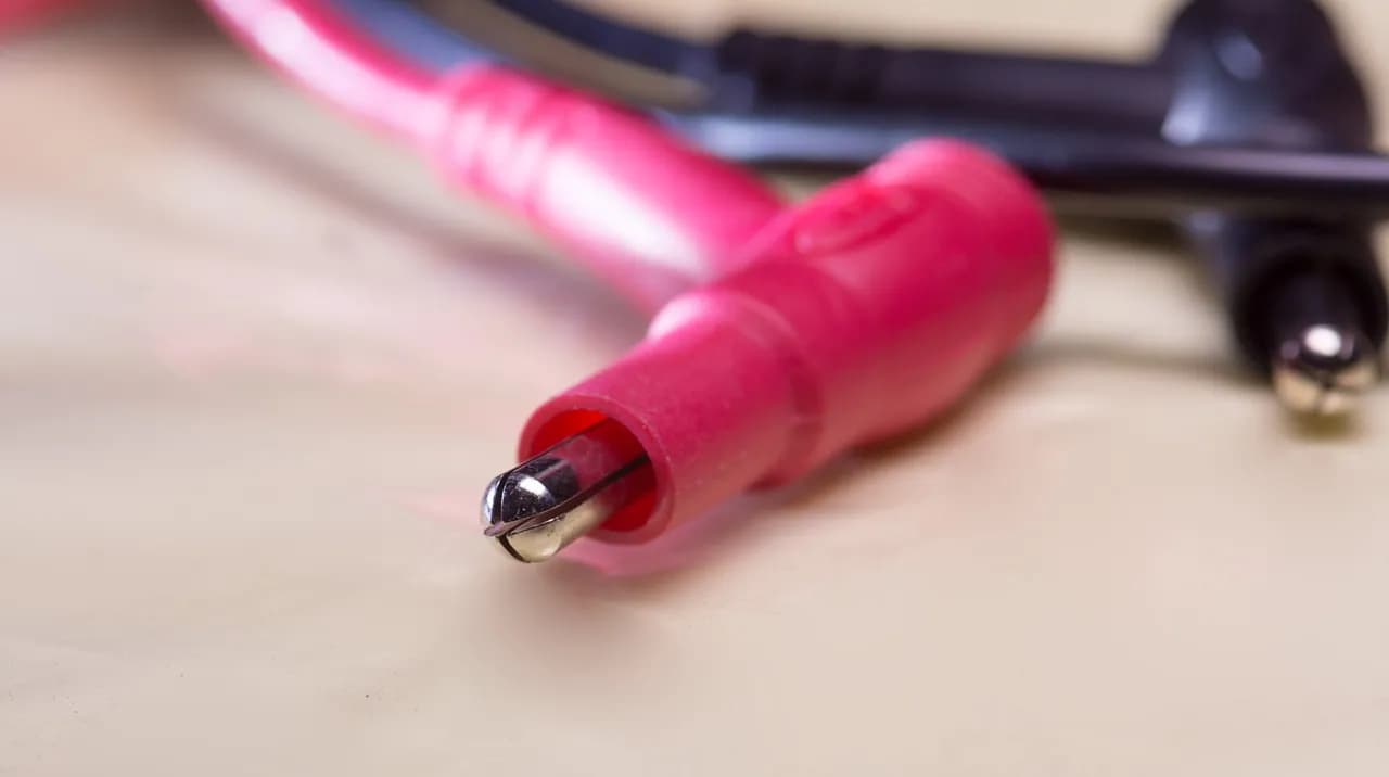Do czego służy woltomierz? Odkryj jego kluczowe zastosowania w elektryce
