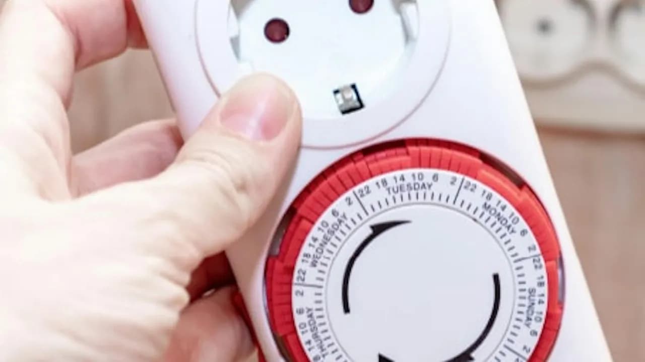 Zegar sterujący do gniazdka: jak działa i kiedy go używać?