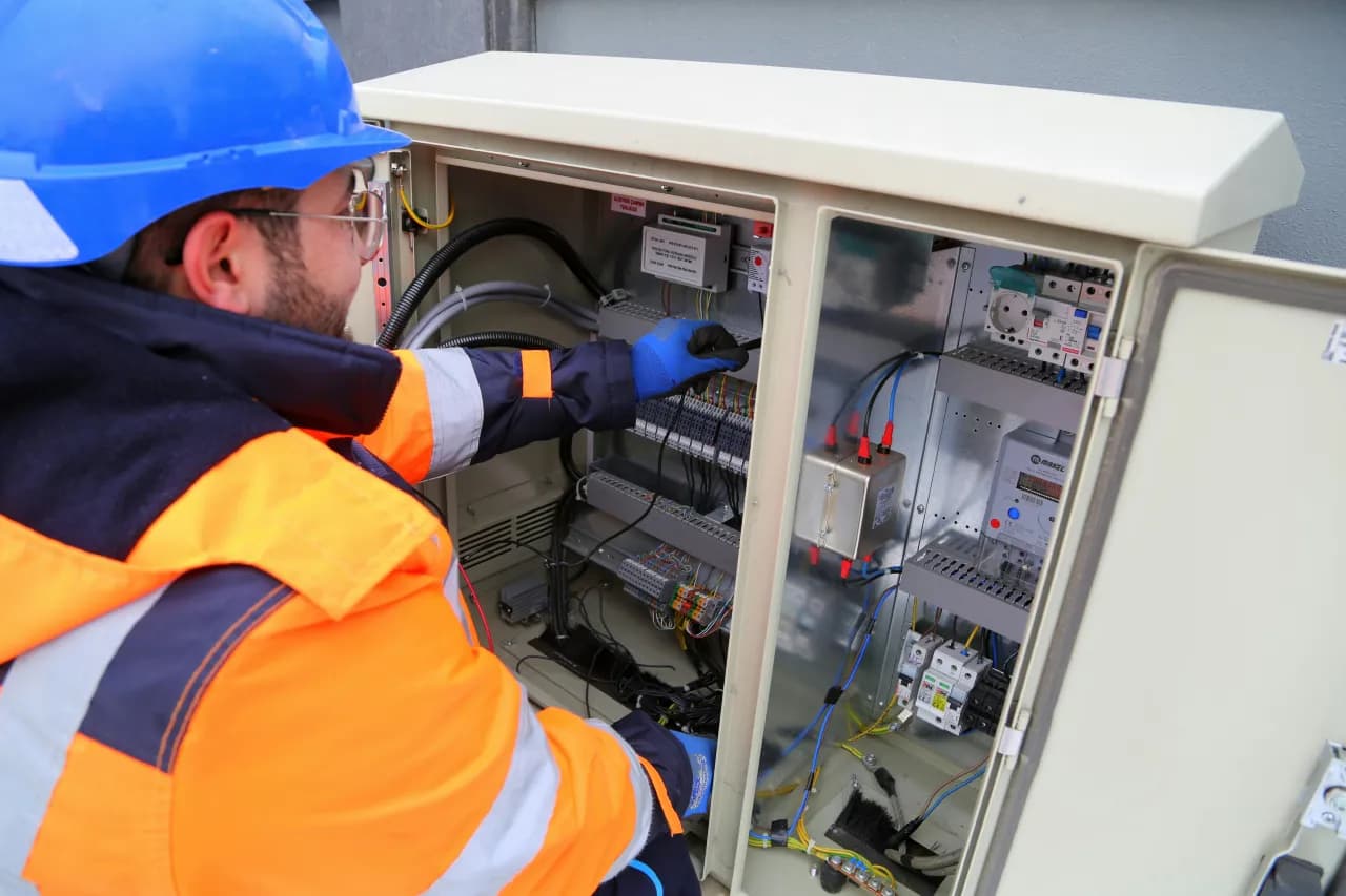 Jak sprawdzić uprawnienia elektryka i uniknąć niebezpieczeństw