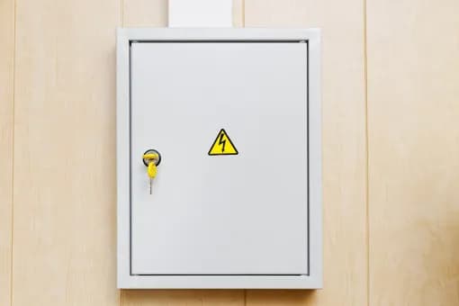 Jak zamaskować skrzynkę elektryczną i poprawić estetykę wnętrza