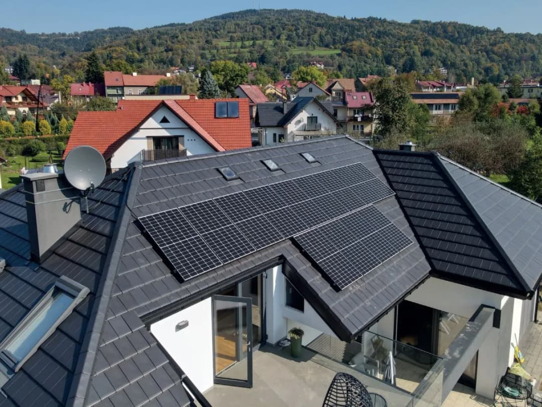 Czy inwerter wyłącza się w nocy? Jak działa nocą i czy pobiera prąd?