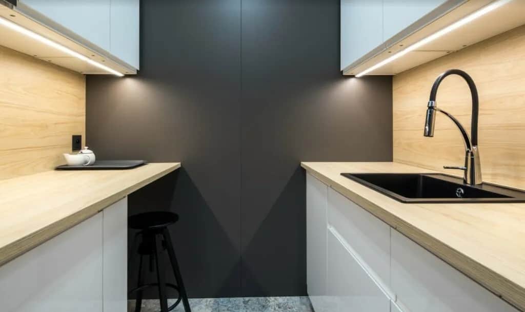 Oświetlenie LED pod szafkami kuchennymi: jak zainstalować i czerpać korzyści