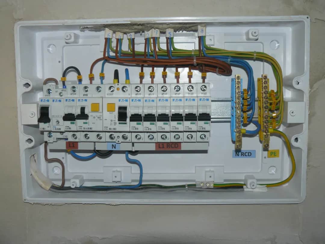 Jak podłączyć bezpiecznik w rozdzielni - uniknij niebezpieczeństw i błędów