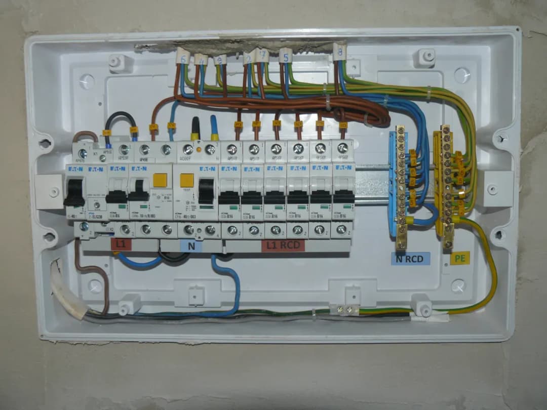 Jak podłączyć bezpiecznik w rozdzielni - uniknij niebezpieczeństw i błędów