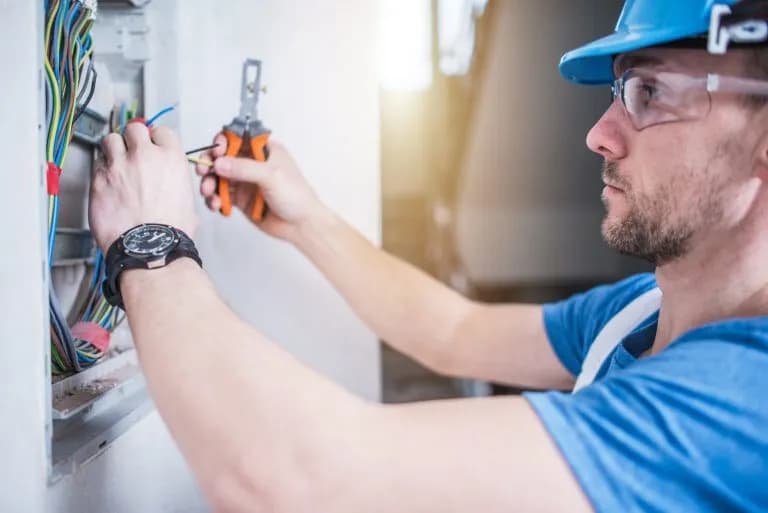 Elektryk - czym się zajmuje i jakie ma obowiązki w pracy?