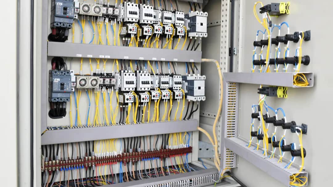 Jak wybrać odpowiednią rozdzielnię elektryczną do domu, aby uniknąć problemów?