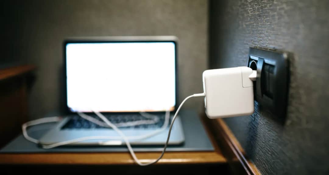 Ile kWh zużywa laptop? Poznaj zaskakujące fakty o energii