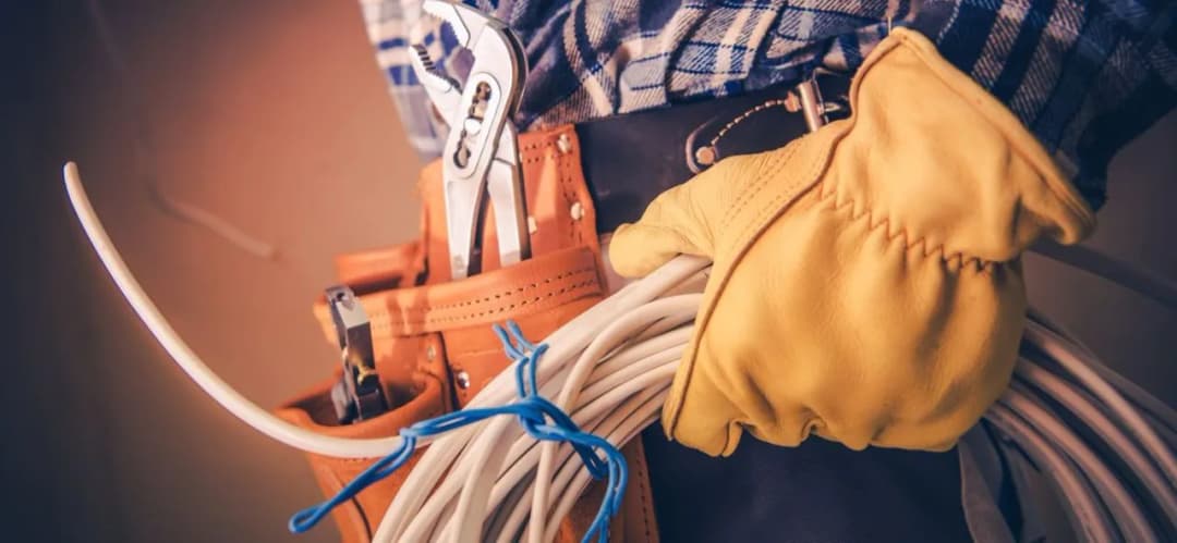 Czy elektryk to dobry zawód? Odkryj zalety i przyszłość tej profesji