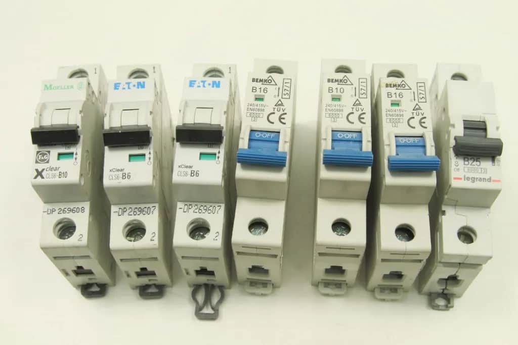 Bezpiecznik B25 – ile kW mocy? Unikaj niebezpiecznych awarii elektrycznych