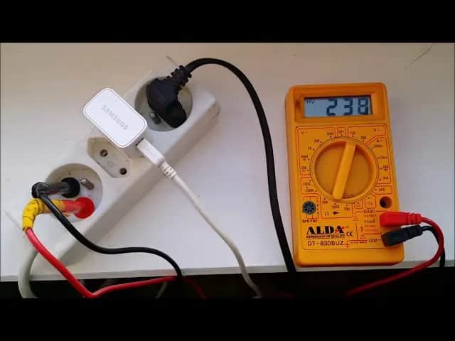 Jak zmierzyć prąd w gniazdku multimetrem - uniknij niebezpieczeństw