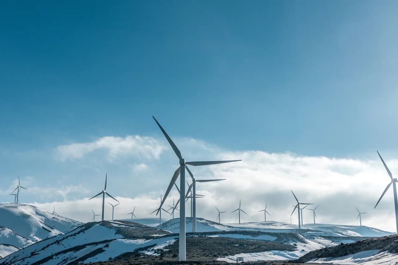 Ile prądu pobiera wiatrak? Sprawdź, jak oszczędzać na rachunkach za energię