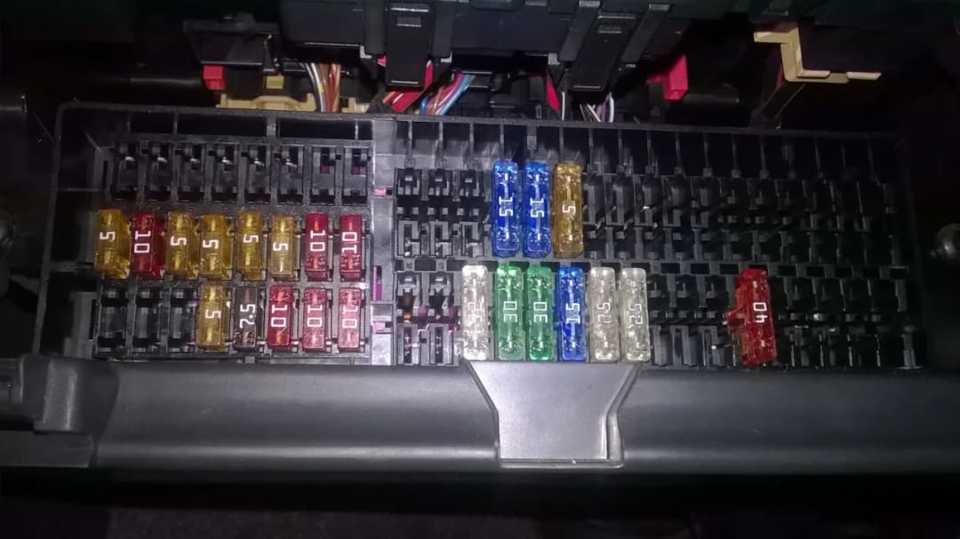 Gdzie są bezpieczniki w Golfie 5? Odkryj lokalizacje i funkcje