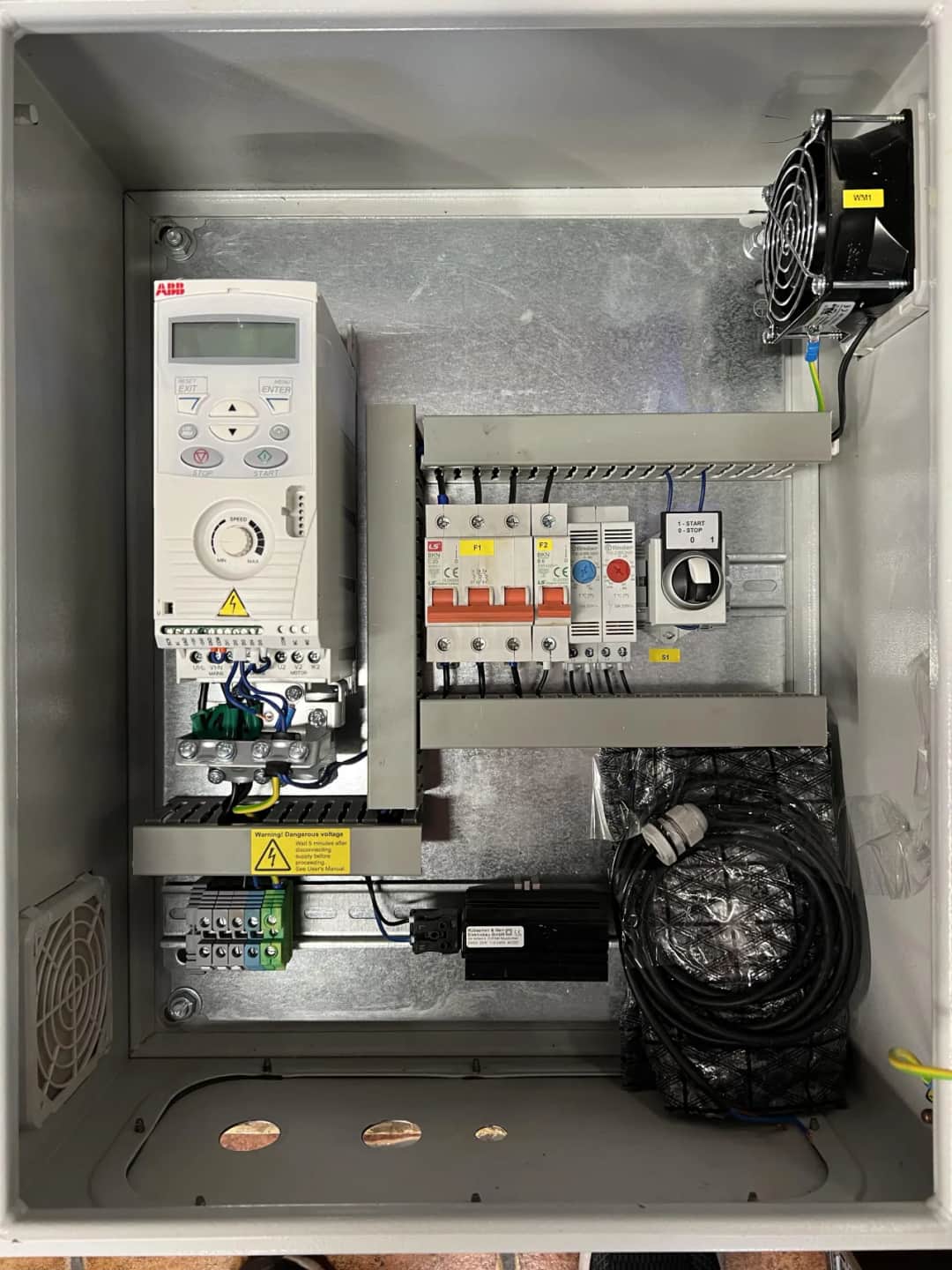 Jak bezpiecznie obniżyć napięcie na falowniku i uniknąć błędów technicznych