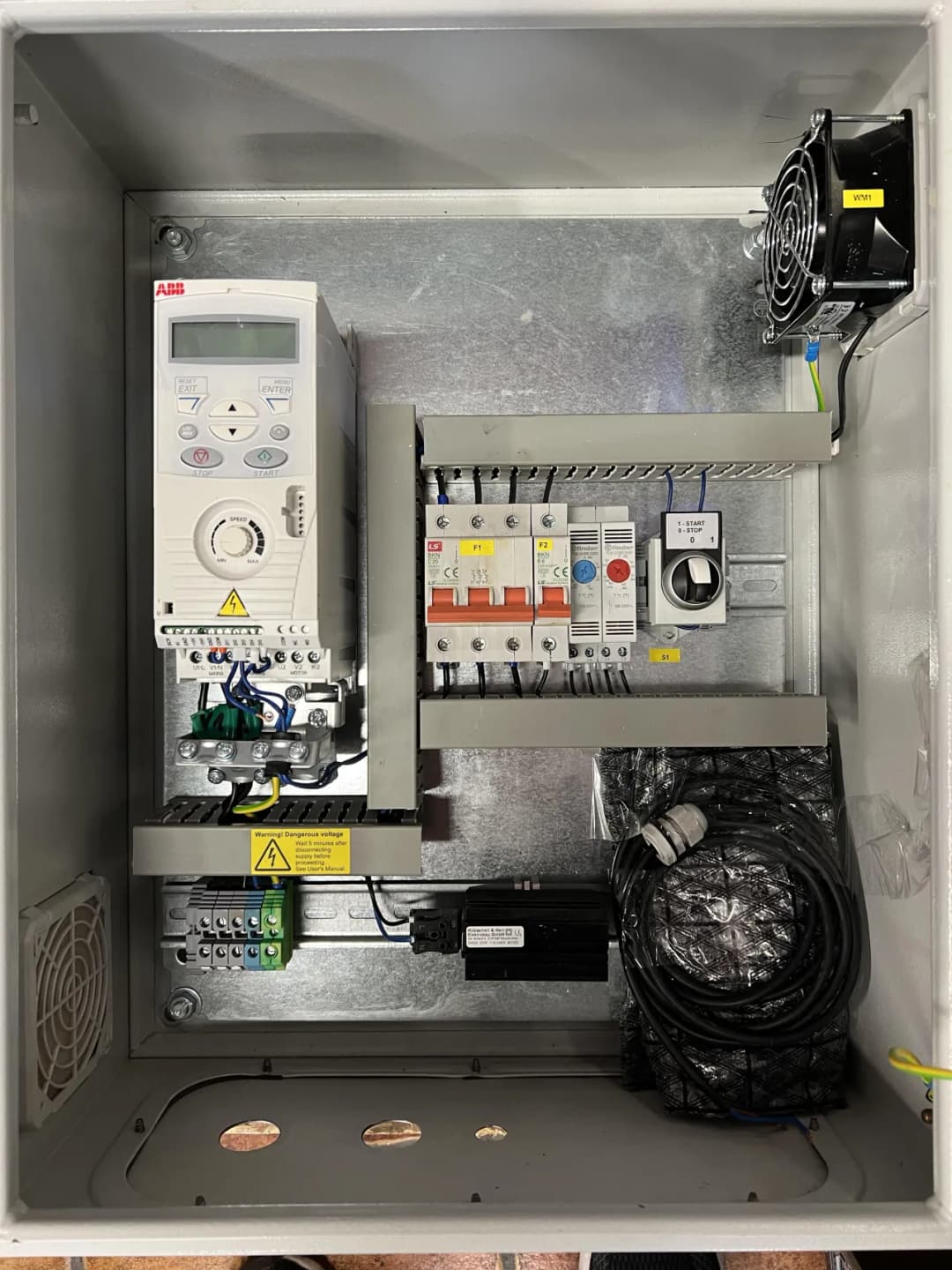 Jak bezpiecznie obniżyć napięcie na falowniku i uniknąć błędów technicznych