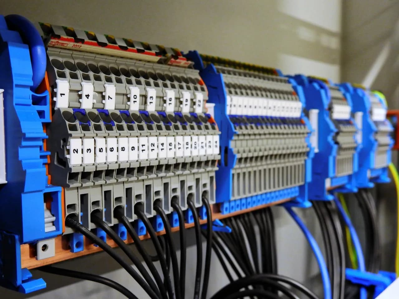 Czy rozdzielnia elektryczna może być w kotłowni? Sprawdź bezpieczeństwo!