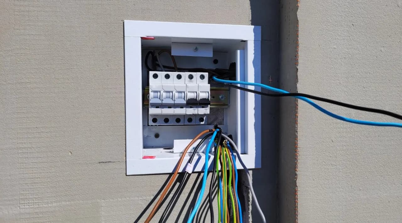 Ile kosztuje przeniesienie skrzynki elektrycznej? Sprawdź, co wpływa na cenę