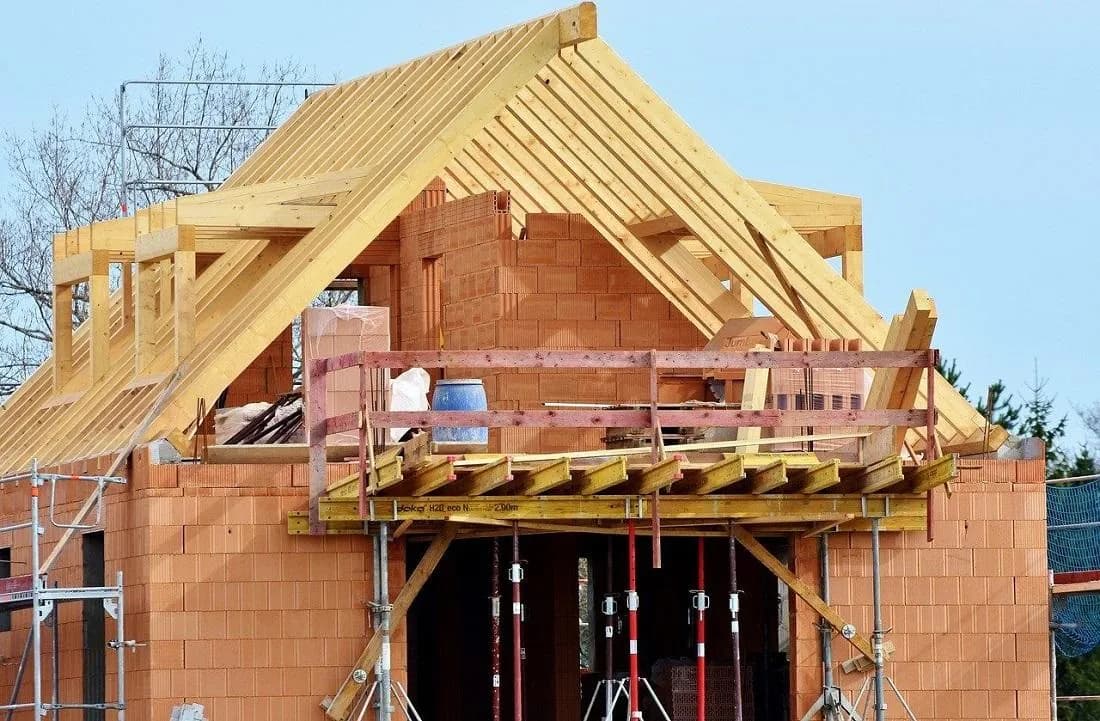Co pierwsze hydraulika czy elektryka? Kluczowe informacje dla budowy domu