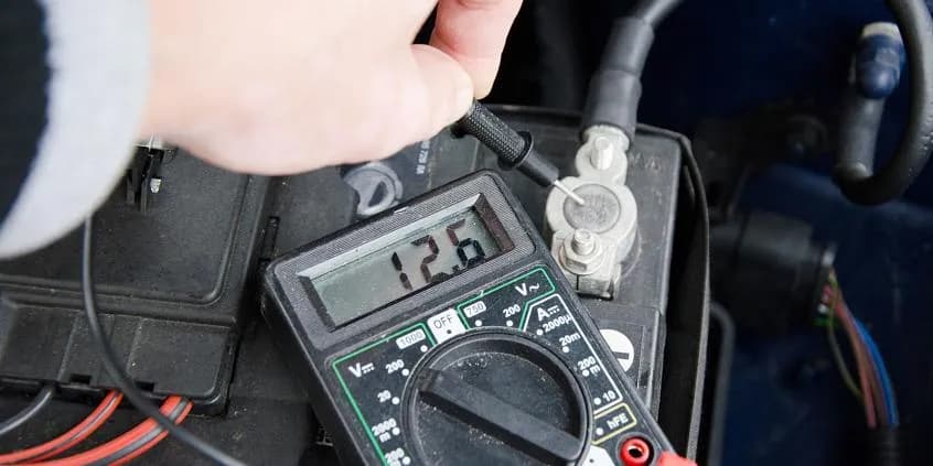 Jak sprawdzić stan akumulatora multimetrem, aby uniknąć problemów z autem
