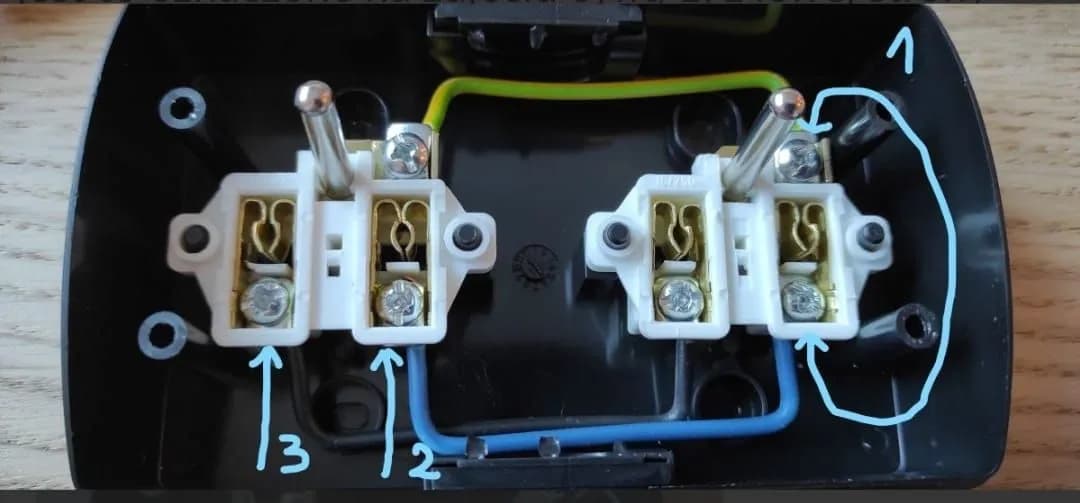 Jak podłączyć kontakt podwójny z uziemieniem - uniknij najczęstszych błędów