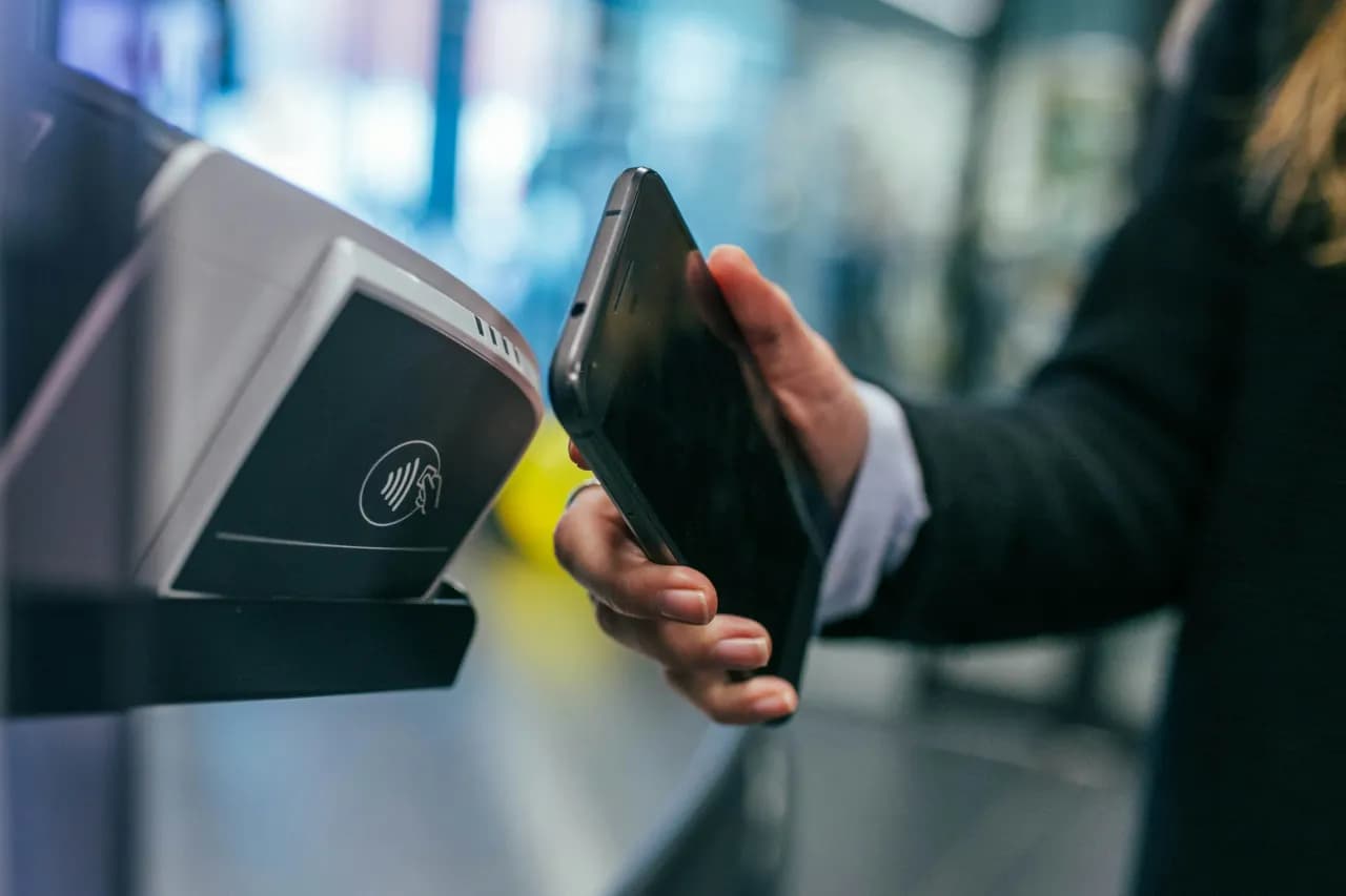 Mobilne banki i ich ryzyka – wygoda w cieniu cyberzagrożeń