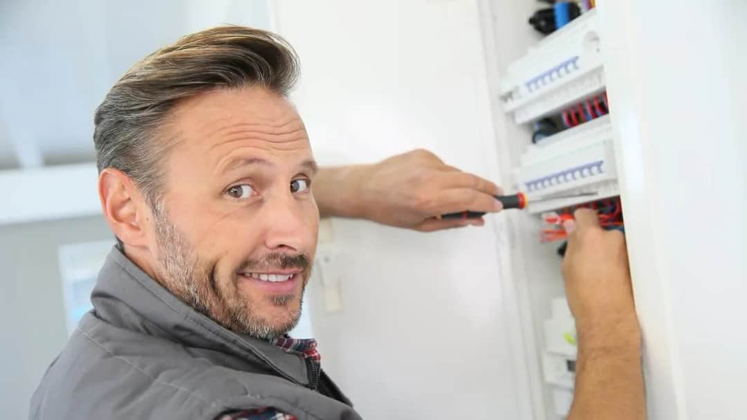 Ile zarabia elektryk po technikum? Zaskakujące fakty o wynagrodzeniach