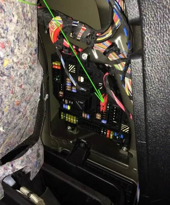 Gdzie są bezpieczniki w BMW X3 F25? Sprawdź lokalizację i uniknij problemów!