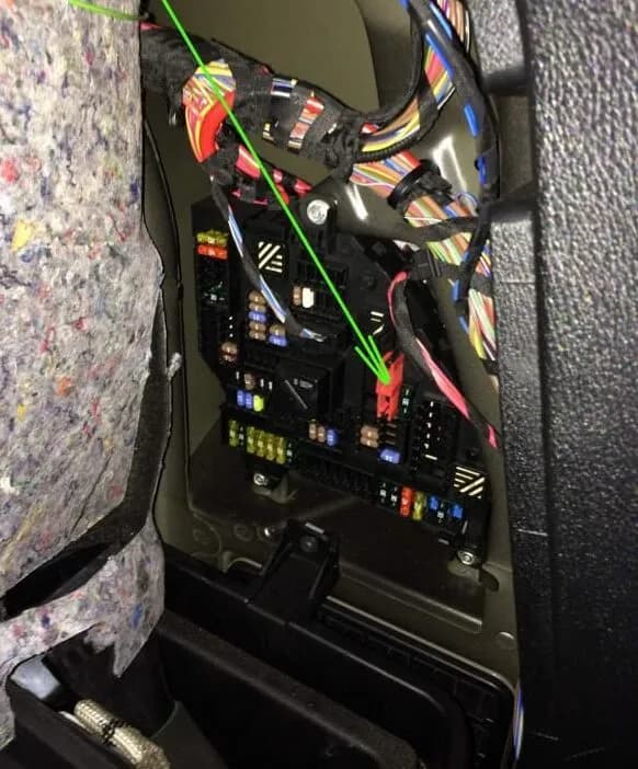 Gdzie są bezpieczniki w BMW X3 F25? Sprawdź lokalizację i uniknij problemów!