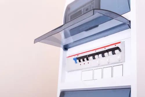 Jak zamontować skrzynkę elektryczną - uniknij kosztownych błędów
