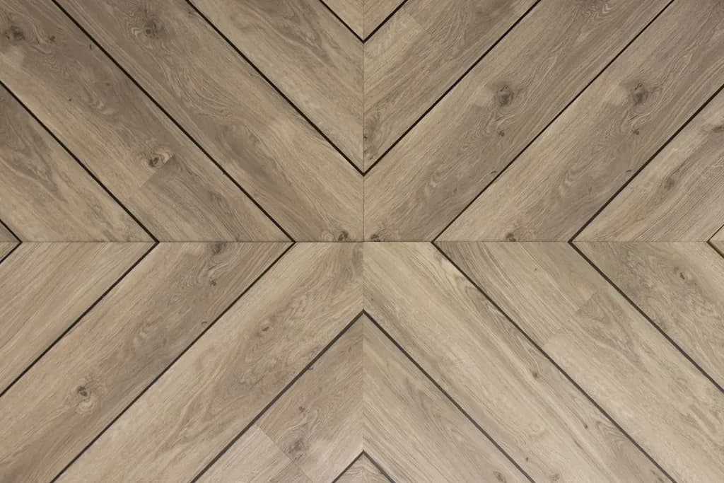 Perfekcyjne wykończenie podłogi? Fachura poleca panele winylowe w jodełkę