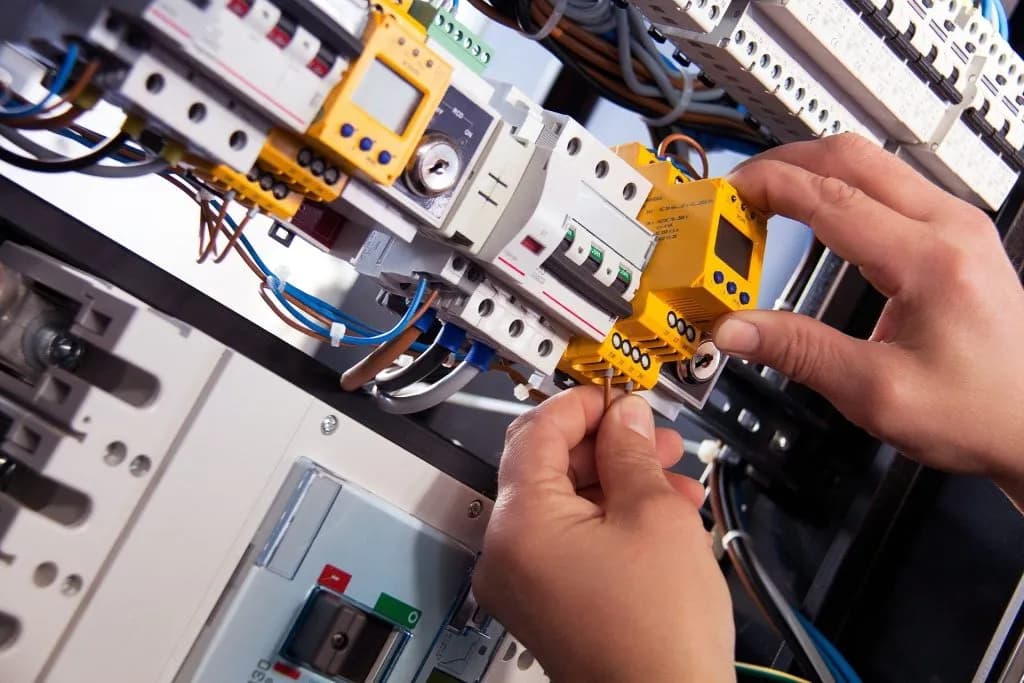 Ile zarabia inżynier elektryk? Zaskakujące fakty o wynagrodzeniach