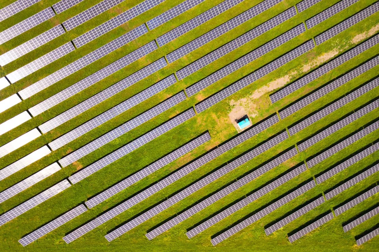 Fotowoltaika na dużą skalę – jak wygląda zarządzanie farmą PV?