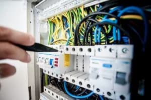 Ile zarabia elektryk wysokich napięć? Sprawdź zaskakujące wyniki!