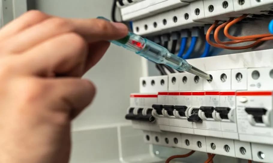 Jak działają bezpieczniki elektryczne i jak uniknąć awarii w domu?